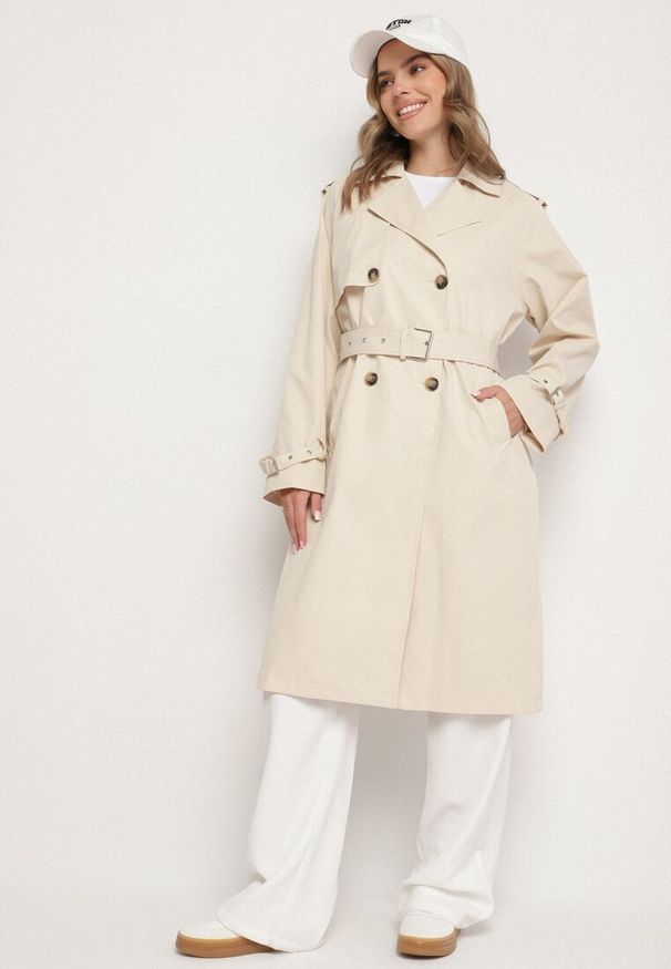 Born2be - Jasnobeżowy Płaszcz Dwurzędowy Trencz Ozdobiony Paskiem i Pagonami Malwissa. Okazja: na co dzień. Kolor: beżowy. Materiał: jeans. Wzór: aplikacja. Sezon: wiosna, jesień. Styl: elegancki, casual