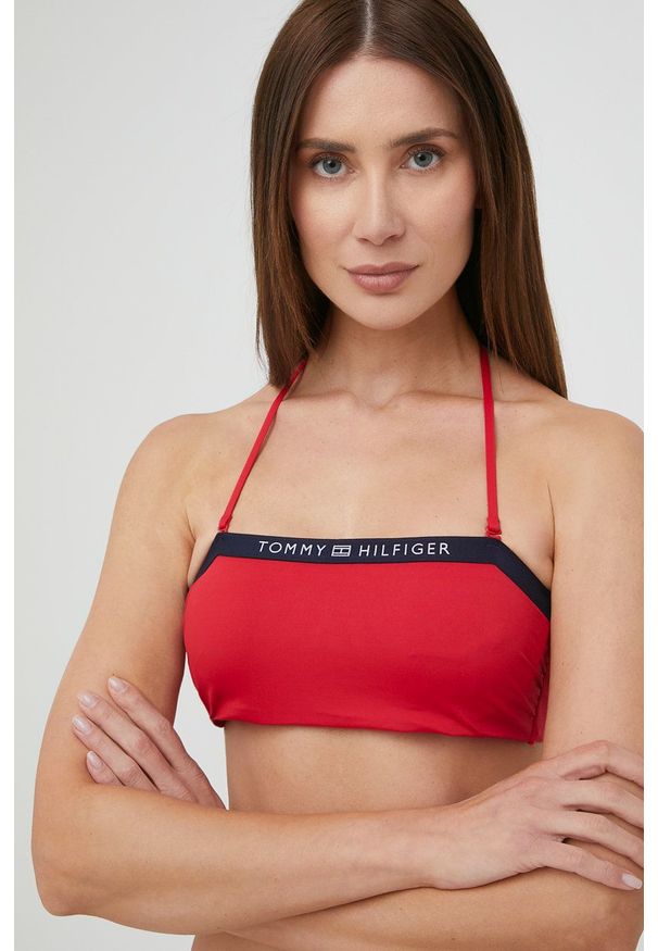 TOMMY HILFIGER - Tommy Hilfiger biustonosz kąpielowy kolor czerwony miękka miseczka. Kolor: czerwony. Materiał: włókno, dzianina, materiał. Wzór: nadruk