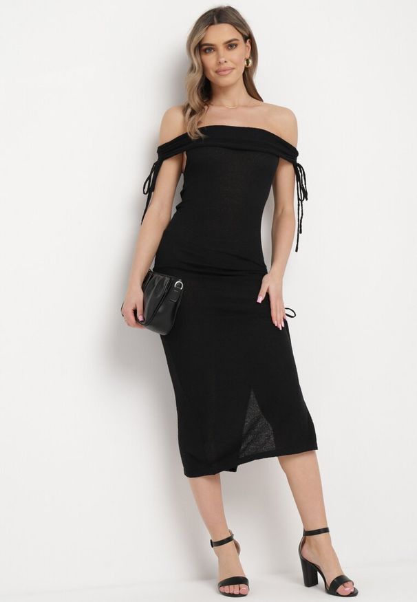 Born2be - Czarna Sukienka Midi Dopasowana z Hiszpańskim Dekoltem i Rozcięciem Sadille. Kolor: czarny. Materiał: tkanina. Sezon: lato. Długość: midi