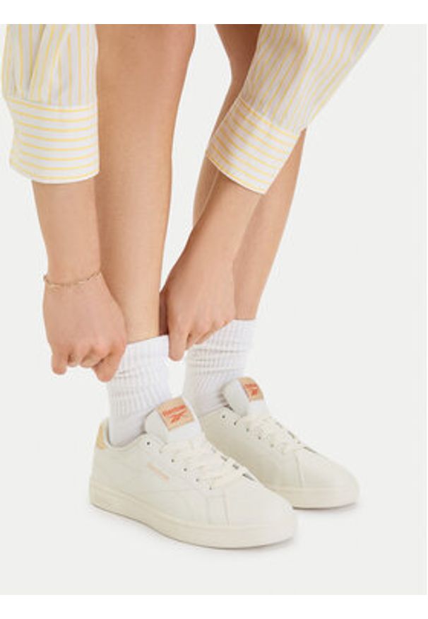 Reebok Sneakersy C-COURT CLEAN 100244980 Écru. Kolor: kremowy. Materiał: materiał
