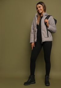 Born2be - Jasnoszara Kurtka z Szerokim Pikowaniem i Kapturem Yasidi. Okazja: na co dzień. Kolor: szary. Materiał: jeans. Styl: casual, elegancki #9