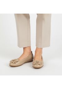 Baleriny damskie Armodo, cholewka ze skóry naturalnej z dekoracyjną aplikacją na przodzie elastyczna konstrukcja ułatwiająca zakładanie oraz płaska p. Okazja: na co dzień. Kolor: beżowy. Materiał: skóra. Szerokość cholewki: normalna. Wzór: aplikacja. Styl: casual, elegancki, klasyczny #1