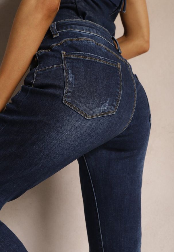 Renee - Granatowe Jeansy Typu Skinny z Delikatnymi Przetarciami Anrimes. Kolor: niebieski. Styl: elegancki