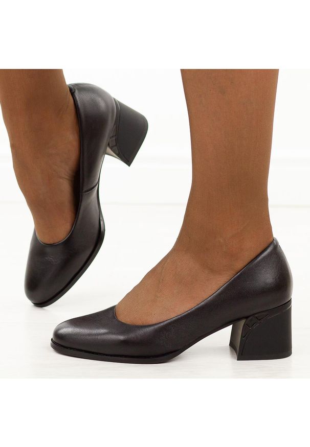 Czarne skórzane czółenka damskie T.Sokolski J25-193. Okazja: na spotkanie biznesowe, na imprezę. Zapięcie: bez zapięcia. Kolor: czarny. Szerokość cholewki: normalna. Materiał: skóra. Sezon: wiosna, jesień, lato. Obcas: na obcasie. Styl: biznesowy, elegancki, klasyczny, wizytowy. Wysokość obcasa: średni