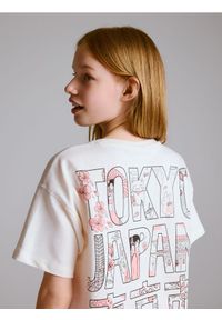 Reserved - T-shirt z nadrukiem na plecach - złamana biel. Materiał: bawełna. Wzór: nadruk #1