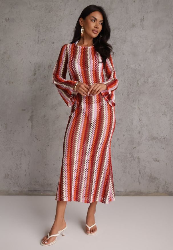 Renee - Bordowa Sukienka Dopasowana w Stylu Boho z Plecionego Materiału w Paski Nasehle. Okazja: na co dzień, na plażę. Kolor: czerwony. Materiał: materiał. Długość rękawa: długi rękaw. Wzór: paski. Typ sukienki: dopasowane. Styl: boho