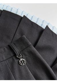 Reserved - Plisowana spódnica mini - ciemnoszary. Kolor: szary. Materiał: wiskoza, tkanina #1