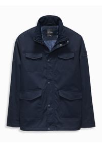 Ombre Clothing - Lekka męska kurtka z wysokim kołnierzem i kieszeniami – granatowa V2. Okazja: na co dzień. Typ kołnierza: kołnierzyk stójkowy. Kolor: niebieski. Materiał: syntetyk, materiał. Wzór: aplikacja. Styl: klasyczny, casual #2