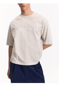 Reserved - T-shirt boxy z naszywką - złamana biel. Materiał: dzianina, bawełna. Wzór: aplikacja #1