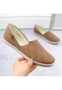 NEWS - Espadryle damskie zamszowe z wycięciami taupe News 24TX02-2416. Materiał: materiał. Szerokość cholewki: normalna