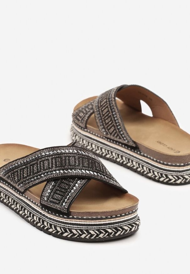 Born2be - Czarne Klapki na Grubej Podeszwie w Stylu Boho z Cyrkoniami Luriona. Okazja: na co dzień. Kolor: czarny. Wzór: aplikacja. Styl: boho