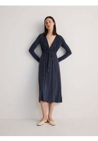 Reserved - Sukienka midi z modalem - granatowy. Kolor: niebieski. Materiał: dzianina. Długość: midi #1