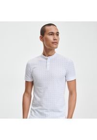 Reserved - Koszulka polo slim z niską stójką - Biały. Typ kołnierza: kołnierzyk stójkowy, polo. Kolor: biały #1