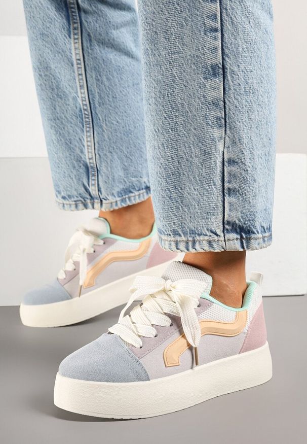 Renee - Niebiesko-Beżowe Sneakersy na Platformie z Geometrycznym Wzorem Kornelna. Okazja: na co dzień. Kolor: niebieski. Materiał: jeans. Wzór: geometria. Obcas: na platformie