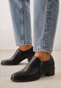 Born2be - Czarne Półbuty na Słupku z Suwakiem Oventtia. Kolor: czarny. Materiał: jeans. Obcas: na słupku. Styl: elegancki. Wysokość obcasa: średni #6