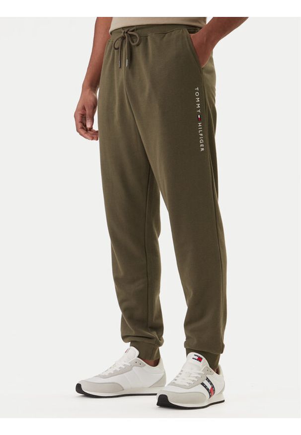 TOMMY HILFIGER - Tommy Hilfiger Spodnie dresowe UM0UM03664 Khaki Regular Fit. Kolor: brązowy. Materiał: bawełna