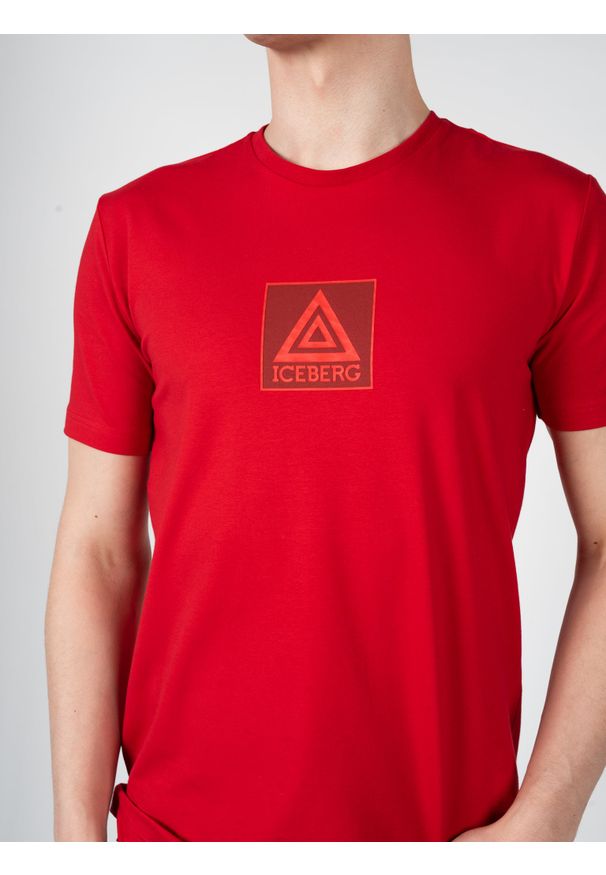 Iceberg T-Shirt "C-Neck" | F020639A | Mężczyzna | Czerwony. Okazja: na co dzień. Kolor: czerwony. Materiał: bawełna, elastan. Wzór: nadruk. Styl: elegancki, casual