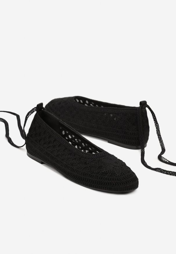 Renee - Czarne Balerinki Vices z Szydełkową Cholewką i Wiązaniem Wokół Kostki Ernelia. Okazja: na co dzień. Kolor: czarny. Materiał: jeans. Szerokość cholewki: normalna. Styl: casual, elegancki