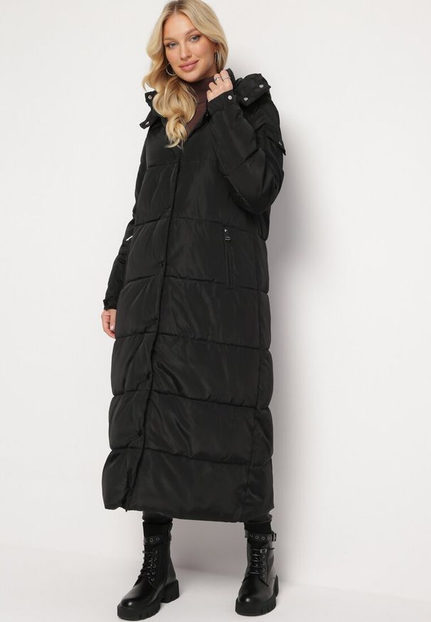 Born2be - Czarna Długa Kurtka Płaszcz Pikowana z Kapturem Bellique. Typ kołnierza: kaptur. Kolor: czarny. Długość: długie. Wzór: aplikacja