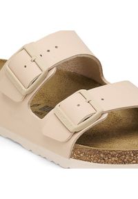 Birkenstock - BIRKENSTOCK ARIZONA BF NEW BEIGE Klapki damskie. Okazja: na co dzień. Kolor: beżowy. Materiał: materiał, skóra. Wzór: paski. Sezon: lato. Styl: elegancki, casual, klasyczny #3