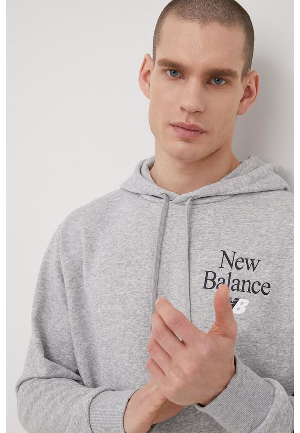 New Balance bluza męska kolor szary z kapturem melanżowa. Typ kołnierza: kaptur. Kolor: szary. Materiał: bawełna. Wzór: melanż