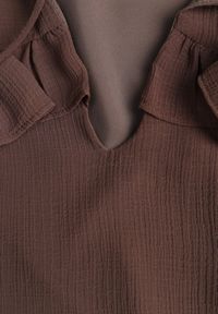 Born2be - Brązowa Romantyczna Bluzka z Falbankami i Wiązaniem przy Dekolcie Zeaniyana. Okazja: na co dzień, na spotkanie biznesowe, na spacer. Typ kołnierza: kołnierz z falbankami. Kolor: brązowy. Materiał: jeans, poliester. Styl: casual, biznesowy #6