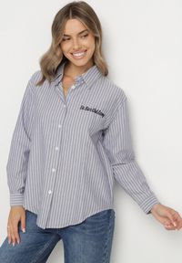 Born2be - Granatowa Koszula w Paski Zdobiona Haftem Denelle. Okazja: na co dzień, do pracy, na spotkanie biznesowe. Typ kołnierza: kołnierzyk klasyczny. Kolor: niebieski. Materiał: jeans. Długość rękawa: długi rękaw. Długość: długie. Wzór: aplikacja, haft, paski. Styl: biznesowy, klasyczny, casual #5