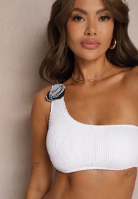 Renee - Białe Bikini 2-Częściowe Asymetryczny Stanik i Majtki z Aplikacjami Kwiatu Namsilea. Kolor: biały. Wzór: aplikacja, kwiaty