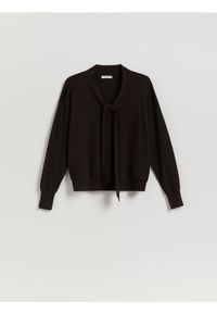 Reserved - Sweter z ozdobnym wiązaniem - brązowy. Kolor: brązowy. Materiał: wełna, dzianina