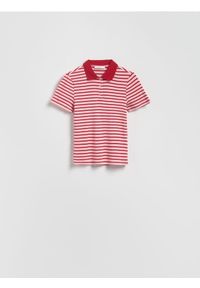 Reserved - T-shirt polo w paski - pastelowy róż. Typ kołnierza: polo. Kolor: różowy. Materiał: bawełna. Wzór: paski