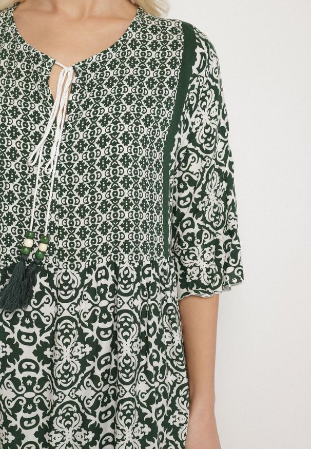 Born2be - Zielona Bawełniana Sukienka w Stylu Boho z Wiązaniem Przy Dekolcie Orradelle. Okazja: na co dzień. Kolor: zielony. Materiał: bawełna. Typ sukienki: proste. Styl: boho