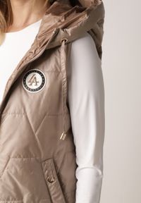 Born2be - Brązowa Pikowana Kamizelka o Długim Kroju z Nieodpinanym Kapturem i Aplikacją Koretes. Okazja: na co dzień. Kolor: brązowy. Materiał: prążkowany, poliester. Długość: długie. Wzór: aplikacja. Styl: casual #4