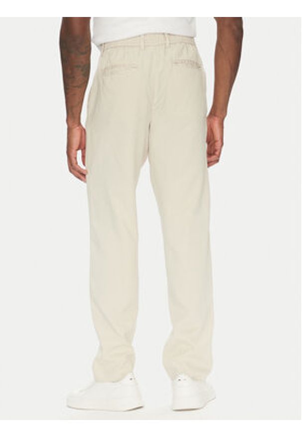 Lindbergh Spodnie materiałowe 30-008031 Beżowy Relaxed Fit. Kolor: beżowy. Materiał: bawełna