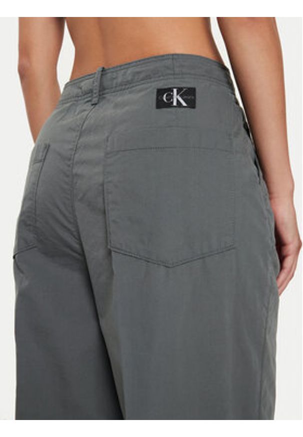 Calvin Klein Jeans Spodnie materiałowe J20J223585 Szary Loose Fit. Kolor: szary. Materiał: bawełna