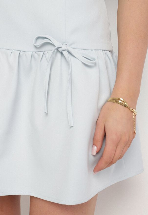 Born2be - Niebieska Rozkloszowana Sukienka Vices Bez Rękawów z Obniżonym Stanem i Kokardkami Folinesa. Okazja: na co dzień. Typ kołnierza: kokarda. Kolor: niebieski. Długość rękawa: bez rękawów. Styl: elegancki, casual, klasyczny