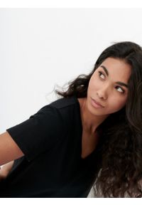 outhorn - T-shirt z dekoltem w serek damski. Okazja: na co dzień. Typ kołnierza: dekolt w serek. Materiał: jersey, bawełna, elastan, materiał. Wzór: gładki. Styl: casual #2