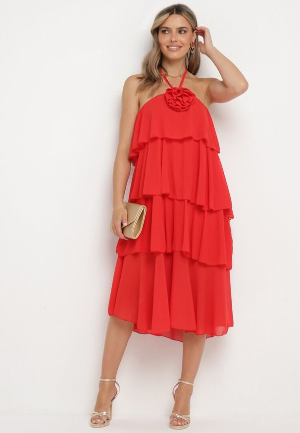 Born2be - Czerwona Sukienka z Falbanami Wiązana na Szyi z Broszką Kwiatem Tinallena. Okazja: na co dzień. Kolor: czerwony. Wzór: kwiaty. Styl: casual