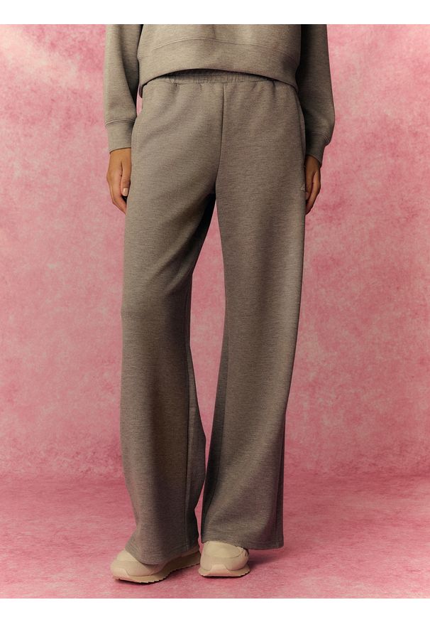 4f - 4F Spodnie dresowe z szerokimi nogawkami damskie - szare S. Stan: podwyższony. Kolor: szary. Materiał: dresówka