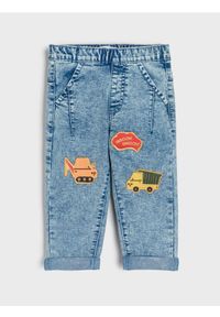 Sinsay - Jeansy z regulowanym pasem i ozdobnym haftem - niebieski. Kolor: niebieski. Materiał: jeans. Wzór: haft