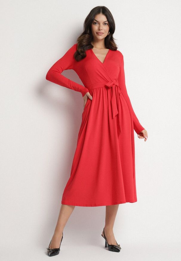 Born2be - Czerwona Sukienka Kopertowa z Wiskozą Wiązana w Talii Drestalia. Okazja: na co dzień. Typ kołnierza: dekolt w kształcie V. Kolor: czerwony. Materiał: wiskoza. Długość rękawa: długi rękaw. Typ sukienki: kopertowe. Styl: casual, klasyczny
