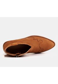 Marco Shoes Nieocieplane botki z zamszu i falistymi wstawkami brązowe. Kolor: brązowy. Materiał: zamsz #7