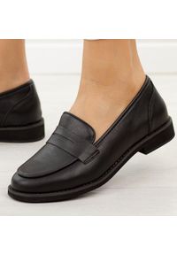 Czarne skórzane półbuty damskie M.Daszyński 25128-4. Okazja: na co dzień, do pracy. Nosek buta: okrągły. Kolor: czarny. Szerokość cholewki: normalna. Materiał: skóra. Sezon: wiosna, jesień. Obcas: na obcasie. Styl: casual, elegancki, klasyczny. Wysokość obcasa: niski #1