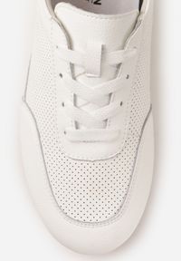 Renee - Białe Minimalistyczne Sneakersy Zamszowe ze Skórzaną Wkładką i Perforacją Zaehlisa. Okazja: na co dzień. Kolor: biały. Materiał: skóra, zamsz. Szerokość cholewki: normalna #9