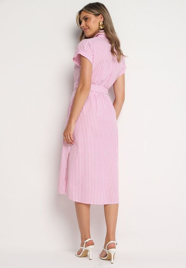 Born2be - Różowa Bawełniana Sukienka Koszulowa z Materiałowym Paskiem w Talii Nelarinda. Typ kołnierza: kołnierzyk klasyczny. Kolor: różowy. Materiał: materiał, bawełna. Typ sukienki: koszulowe. Styl: elegancki, klasyczny