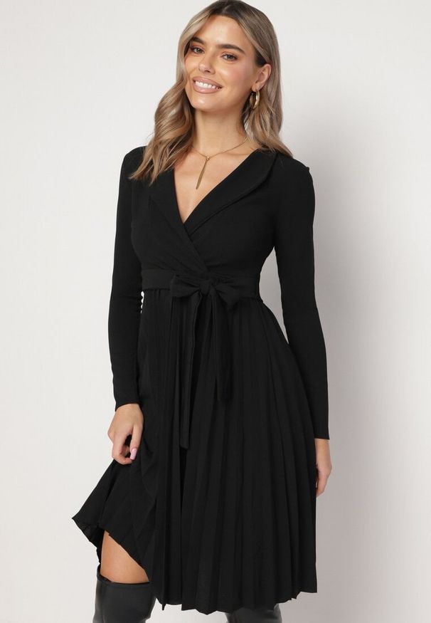 Born2be - Czarna Midi Sukienka z Plisowanym Dołem i Kopertowym Dekoltem z Materiałowym Paskiem Obebba. Kolor: czarny. Materiał: materiał. Typ sukienki: kopertowe. Styl: elegancki. Długość: midi