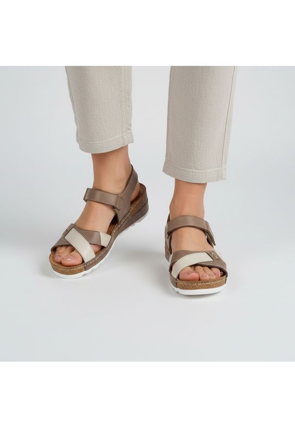 Sandały damskie Wasak, skóra naturalna na platformie zapięcie na rzepy, cappuccino waniliowe, 620. Okazja: na co dzień. Zapięcie: rzepy. Kolor: brązowy. Materiał: skóra. Sezon: lato. Obcas: na platformie. Styl: casual