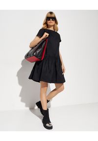 MONCLER - Czarna sukienka z falbanką. Kolor: czarny. Materiał: materiał. Długość: mini #3