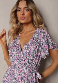 Renee - Biało-Fioletowa Sukienka z Bawełny Kopertowa z Paskiem w Talii w Kwiatowy Print Risalline. Okazja: na co dzień. Kolor: biały. Materiał: bawełna. Długość rękawa: krótki rękaw. Wzór: kwiaty, nadruk. Sezon: lato, wiosna. Typ sukienki: kopertowe. Styl: elegancki, casual #5