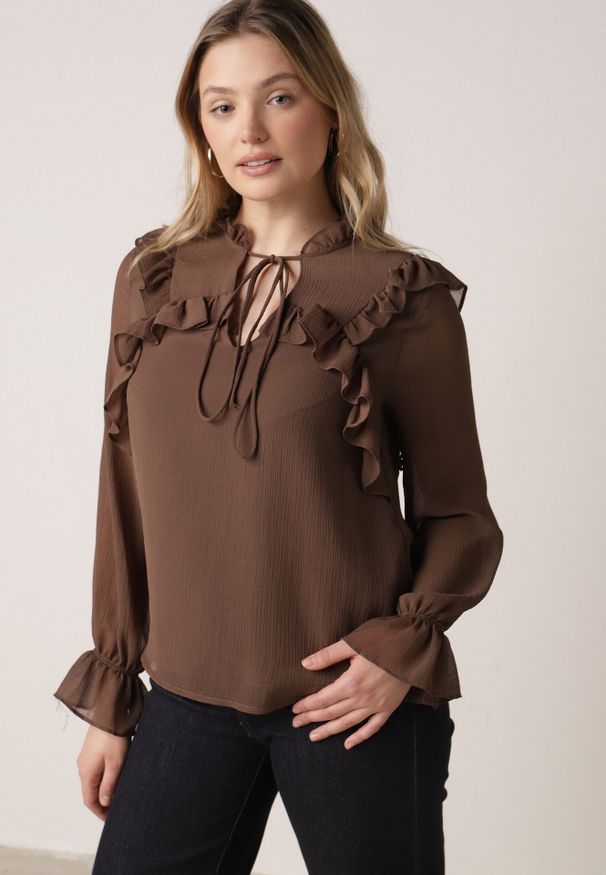 Born2be - Brązowa Romantyczna Bluzka z Falbankami i Wiązaniem przy Dekolcie Zeaniyana. Okazja: na spacer, na co dzień, na spotkanie biznesowe. Typ kołnierza: kołnierz z falbankami. Kolor: brązowy. Materiał: poliester, jeans. Styl: casual, biznesowy