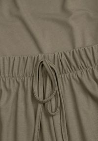 Renee - Ciemnozielony Lejący Komplet Letni z Wiskozą Bluzka i Spodnie Wide Leg Nanassa. Kolor: zielony. Materiał: wiskoza #3